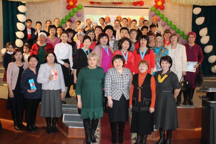 «Ардақтайық ананы!» атты мерекелік кездесу.