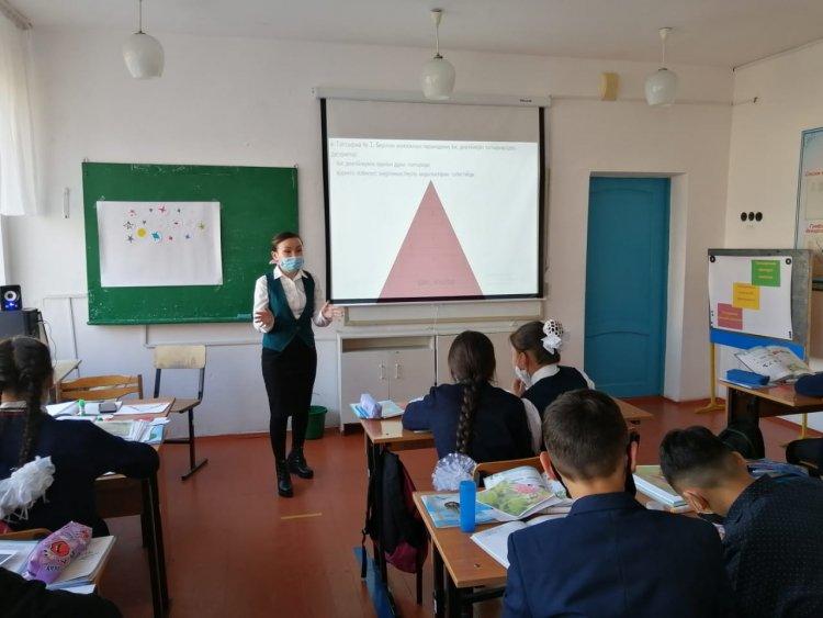 «Экологиялық пирамиданың ішінде энергия алмасу қалай жүзеге асады»