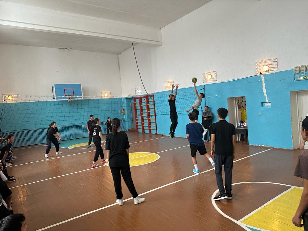«Спорт – біздің серігіміз» жобасы аясында 8-11-сыныптар арасында волейбол жарысы