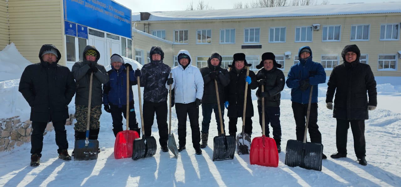 "Бірлесе көтерген жүк жеңіл" демекші бірліктің арқасында  аула тазаланды.