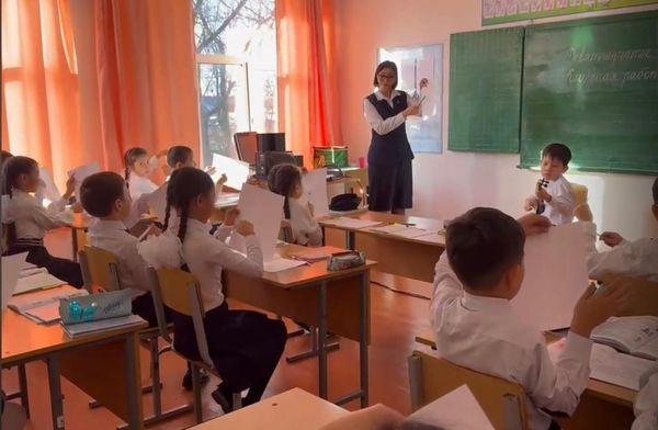 2024 жылдың 18 қарашасында орыс тілі мен әдебиеті апталығы аясында Баяндинова Гульжан Тургазиновна 4 "В" сыныбында "Звучи, домбра"тақырыбында сабақ өткізді.