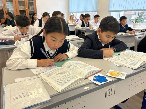 "Моё любимое время года" тақырыбында ашық сабақ өткізді.