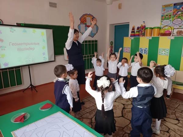 Бермугамбетова Алия Туяковна математика негіздерінен «Геометриялық пішіндер» атты тақырыпта кіріктірілген ашық сабақ өткізді.