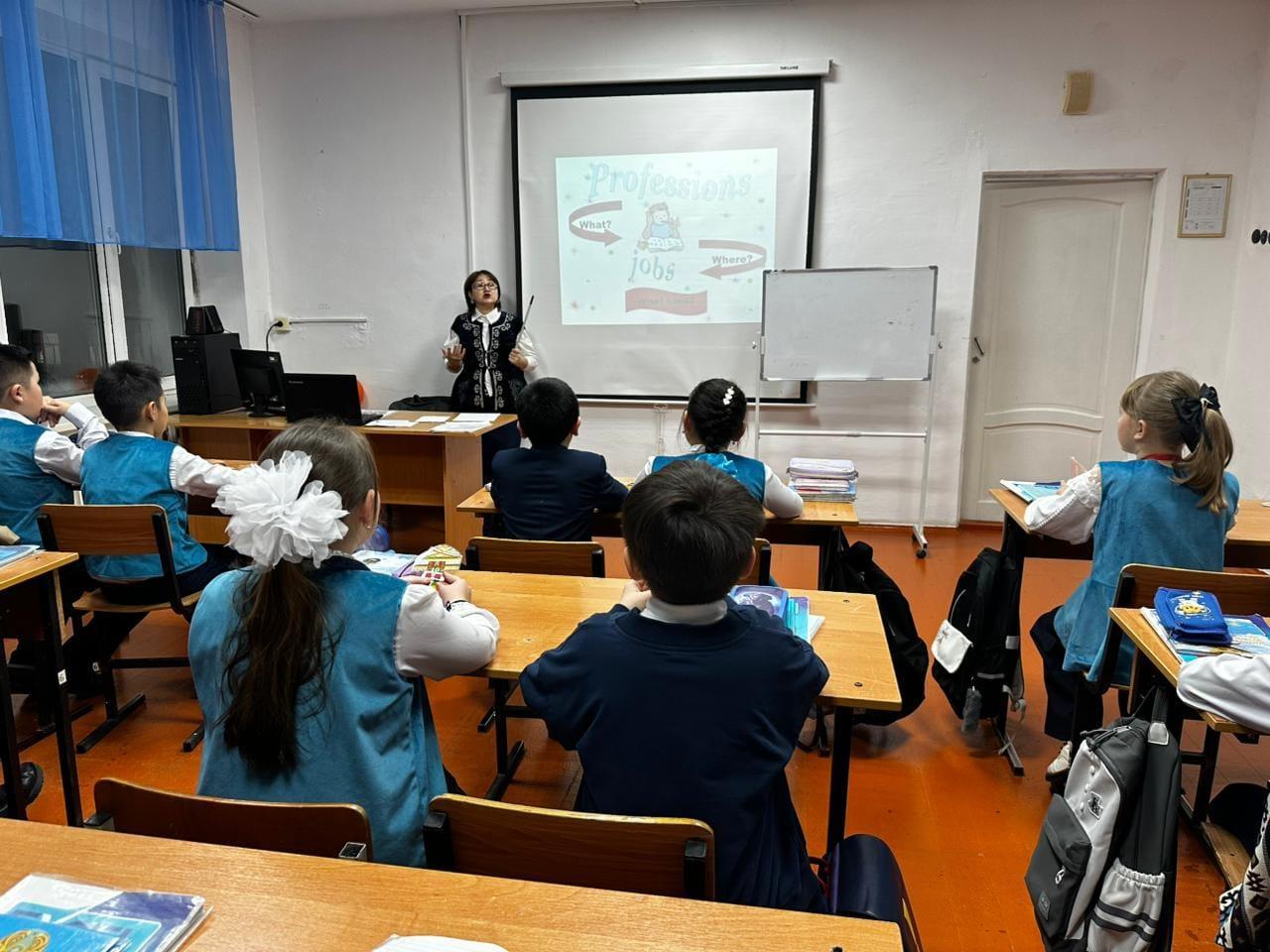 ағылшын тілі пәні мұғалімі Байгендирова Динара Каблашимовна 5 «А» сыныбында ағылшын тілі пәнінен  «Professions» тақырыбында ашық сабақ өткізді.