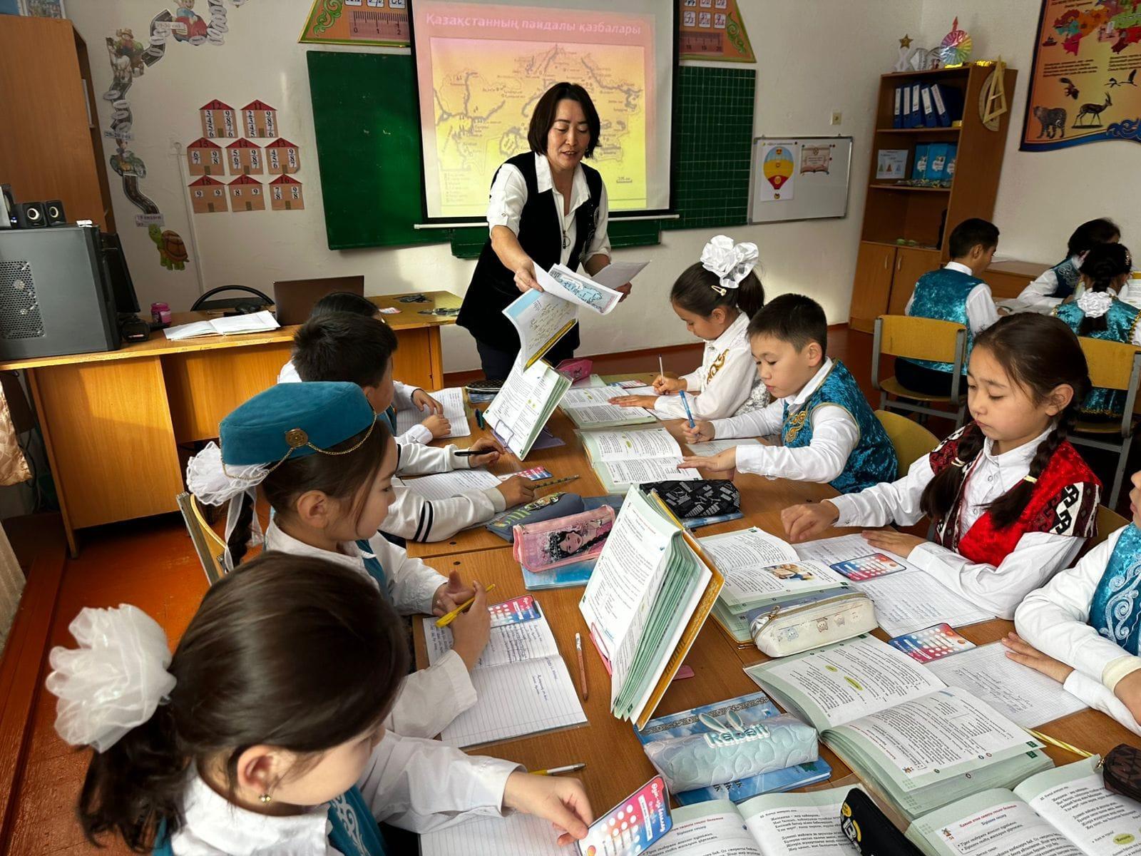 Бейсембинова Жанар Зиратбековна 4 «Б» сынып оқушыларымен қазақ тілі пәнінен "Біріккен сөздер" тақырыбында ашық сабақ өткізді