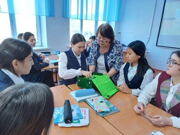 Даулетова Асия Сатбековна  9 «А» сыныбында «Бұқаралық ақпарат құралдарының қызметі» тақырыбында ашық сабақ өткізді.