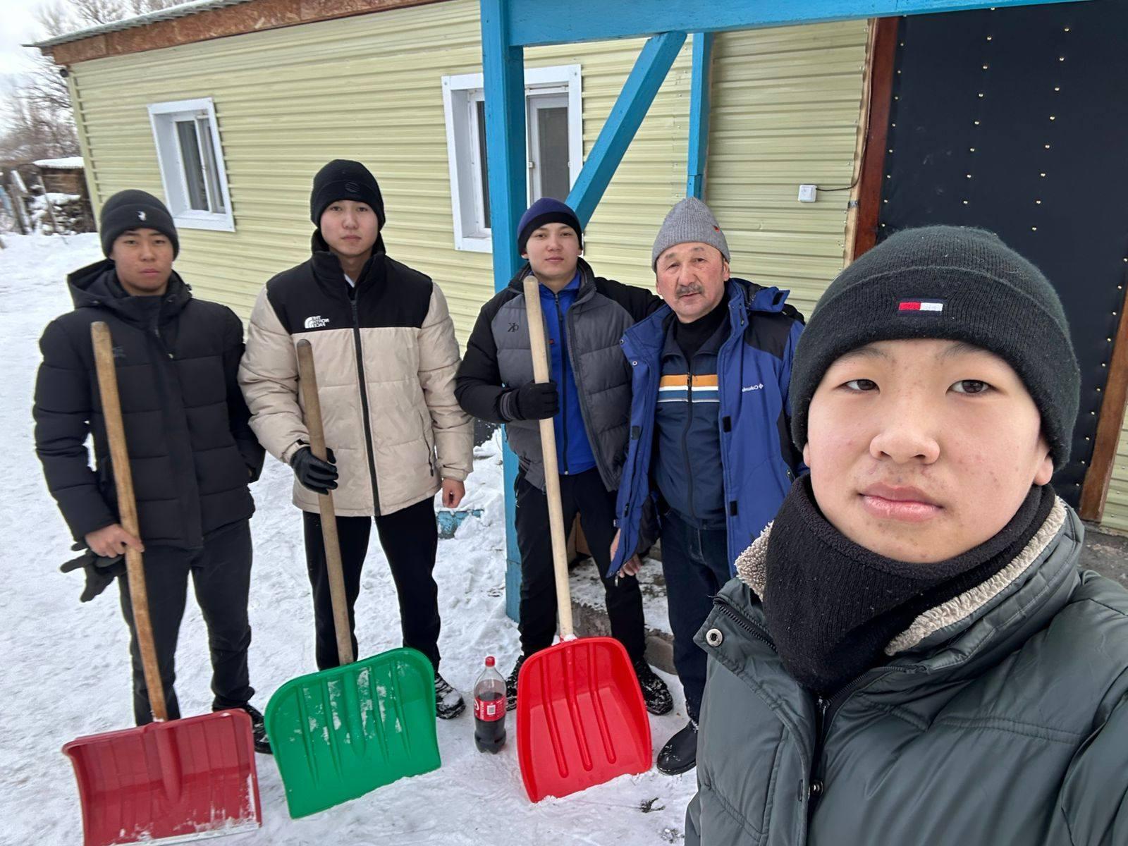 “Біртұтас тәрбие” бағдарламасы аясында “Қамқор” жобасын жүзеге асыру мақсатында “Айбын” әскери-патриоттық клубы мүшелері