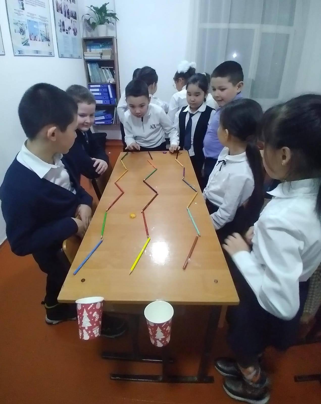 Оқушылардың үзіліс уақытын көңілді және тиімді өткізу мақсатында 2 "А" сынып жетекшісі Демочкина Анна Владимировна  "Берілген затты үрлеу арқылы  межеге жеткізу" ойынын өткізді.