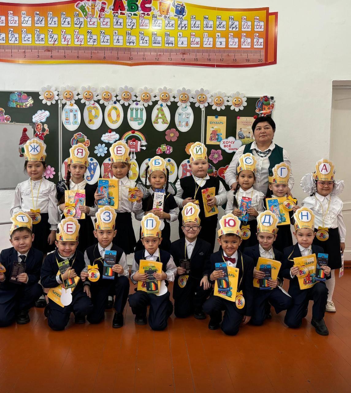 Мектебімізде 1 «А» сынып оқушыларына арналған «Рахмет саған, Әліппе!» атты әліппемен қоштасу ертеңгілігі өткізілді.