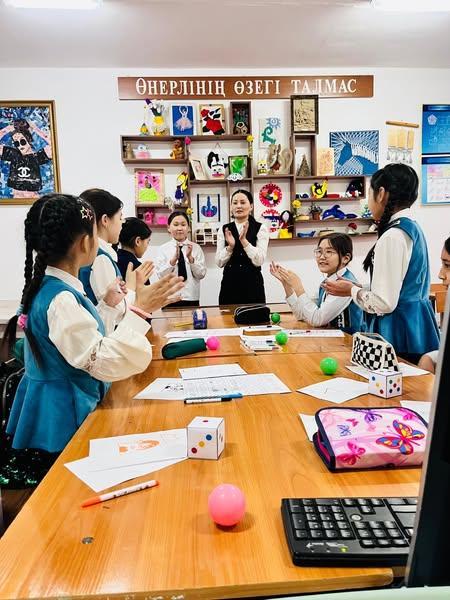 21 қаңтар күні “Біртұтас тәрбие” бағдарламасы негізінде «ДОСБОЛLIKE» достық қолын ұсын акциясы аясында мектеп психологтары А.Кокиева мен Б.Қабидоллаева ұйымдастыруымен