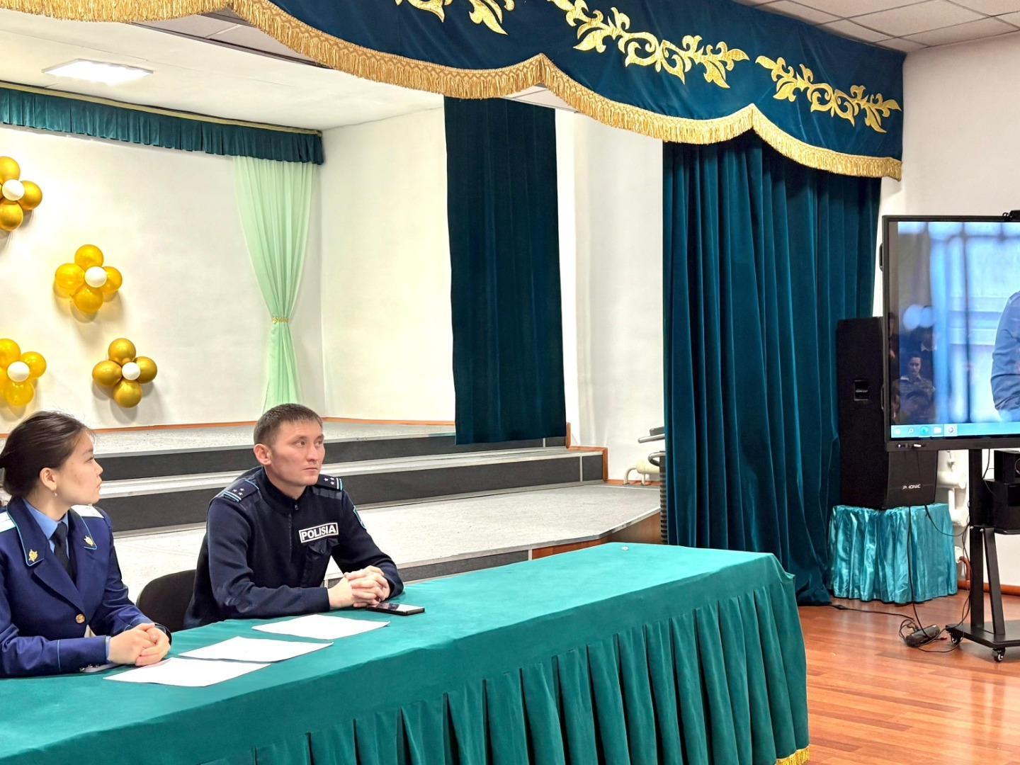 Бүгін Жарма ауданы прокуратурасының прокуроры Ш.Қ.Есенгужанова мен  кәмелеттік істер жөніндегі участкелік полиция инспекторы аға лейтенант А.Р.Тусупбеков  9-11-сынып оқушыларына құқықбұзушылықтың алдын алу және зиянды заттарды қолдану бойынша профила