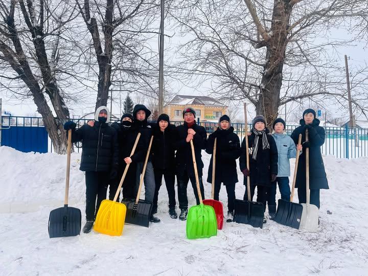 Мектебімізде  “Таза Қазақстан” Республикалық акциясы жүзеге асыру мақсатында  еріктілер тобы   мектеп ауласын  қардан тазарту  жұмыстарына қатысты.