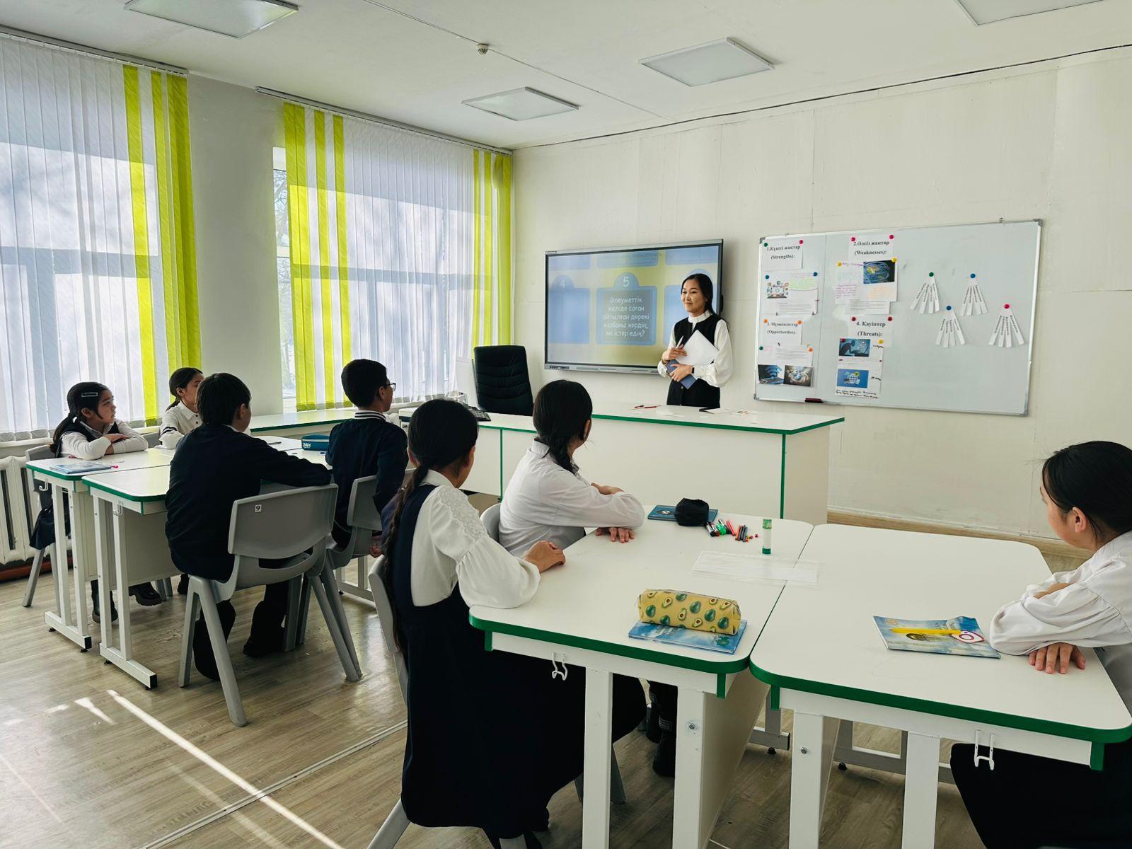 Мектебімізде "Біртұтас тәрбие" бағдарламасы аясында 4 "В",      7 "Б" және 7 "Д" сыныптарында "4 ақпан-Дүниежүзілік қауіпсіз интернет күні" тақырыбында ашық сынып сағаттары өткізілді.