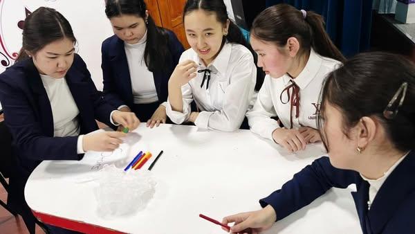 «Welcome to the World of English» атты  апталық аясында ағылшын тілі пәні мұғалімдері Баяндинова Гульнур Нурлановна және Сақаева Қаламқас Нұрланқызы 8-9 сыныптар арасында “One’s own game” сайысын ұйымдастырды.