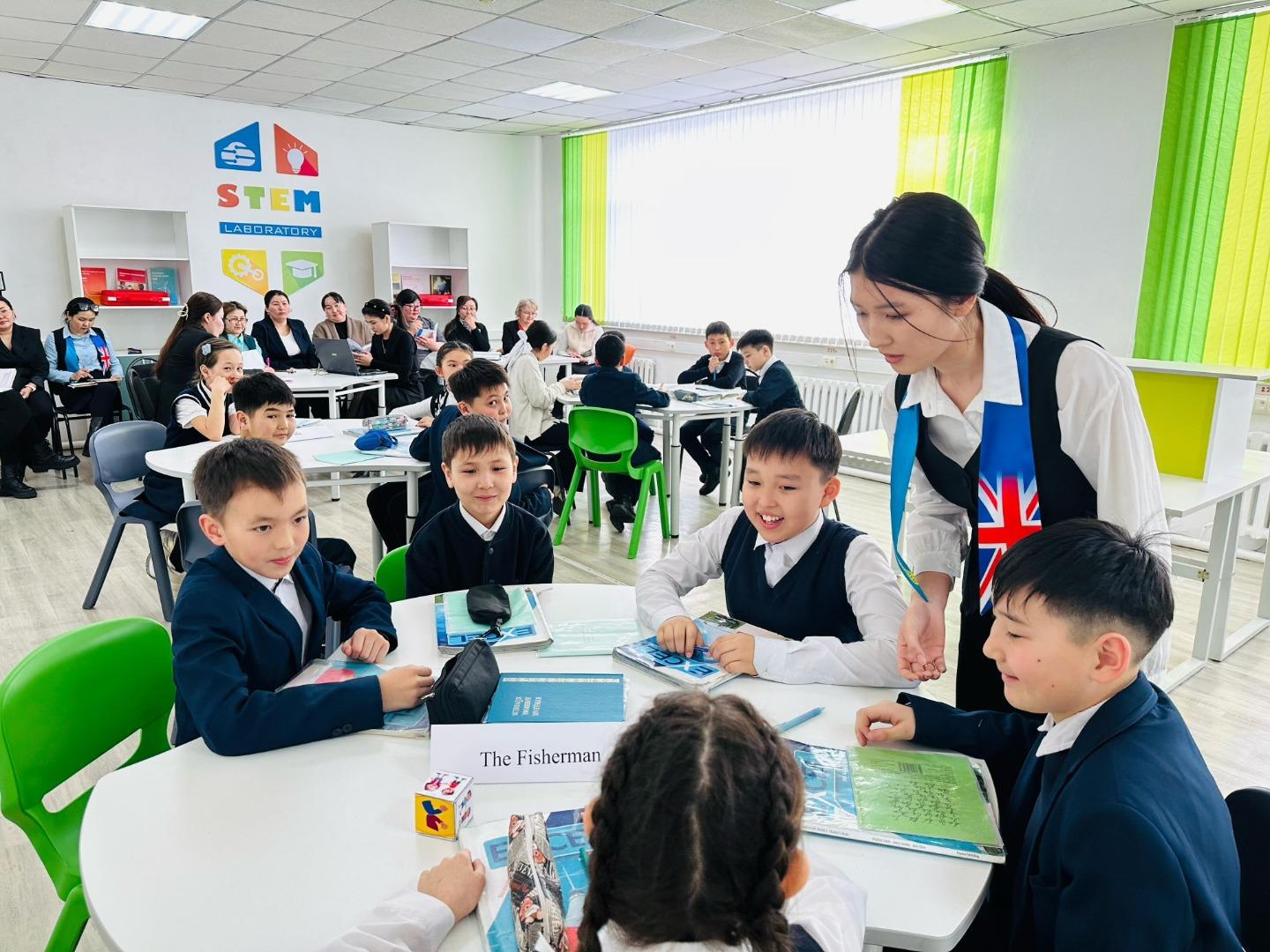 2025 жылдың 20 ақпан күні  “ The world of the English” апталығы аясында  ағылшын тілі пәні мұғалімі Шынкебаева Әсел Амангелдіқызы 5 «Г «сынып оқушыларымен қызықты әрі мазмұнды ашық сабақ өткізді.