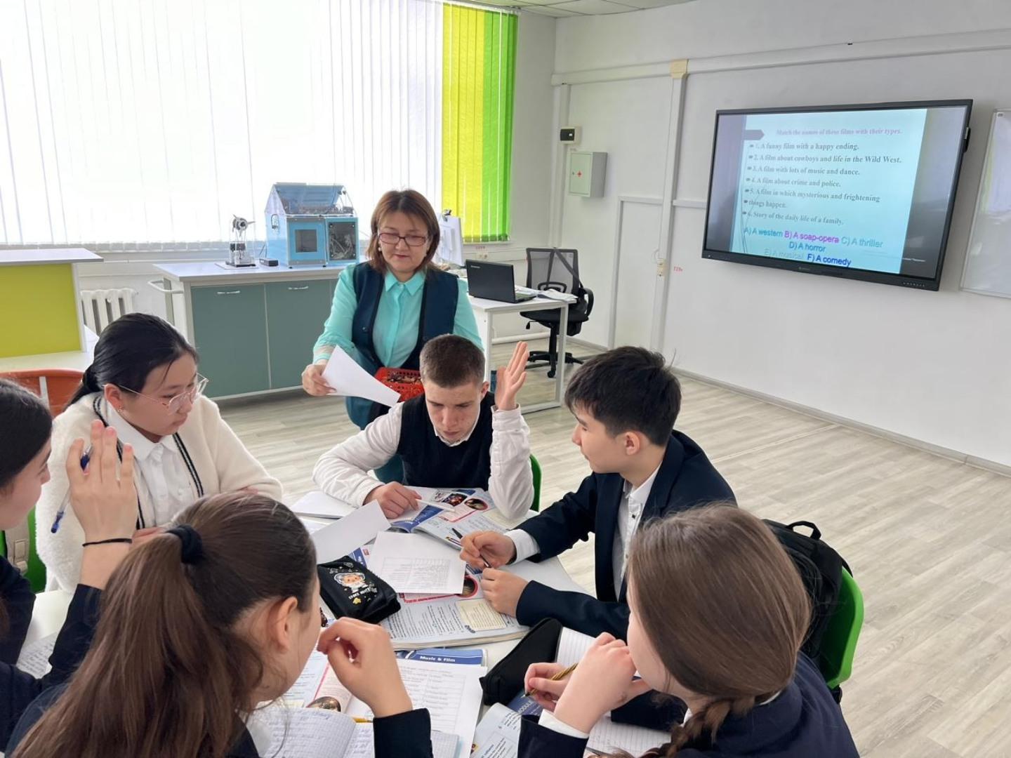 2025 жылдың 20 ақпан күні "Welcome to the English" апталық аясында ағылшын тілі пәні мұғалімі Байгендирова Динара Каблашимовна 9 "А" сыныбында "Types of films" тақырыбында ашық сабақ өткізді.