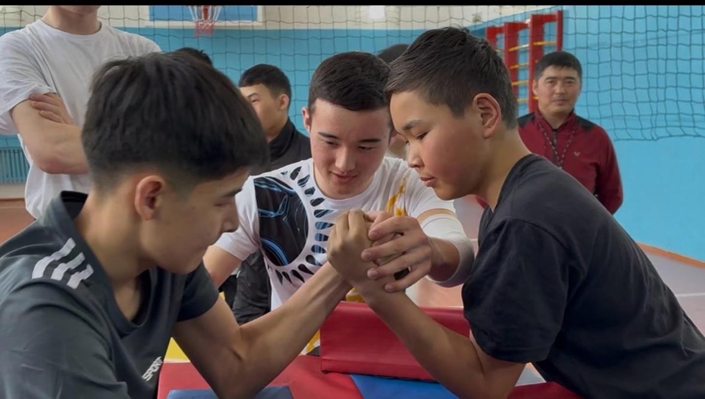 Ұлы Жеңістің 80 жылдығына орай  дене шынықтыру пәні мұғалімі О.Б.Нургалиевтің ұйымдастыруымен 9-11 сынып ұлдары арасында қол күрестен жарыс өткізілді.