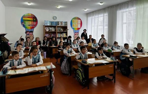 Апталық аясында бастауыш сынып мұғалімі Демочкина Анна Владимировна 2 "А" сыныбында әдебиеттік оқу сабағынан «Традиции в играх разных народов. Небылицы. Прибаутки. Скороговорки» тақырыбында ашық сабақ өткізді.