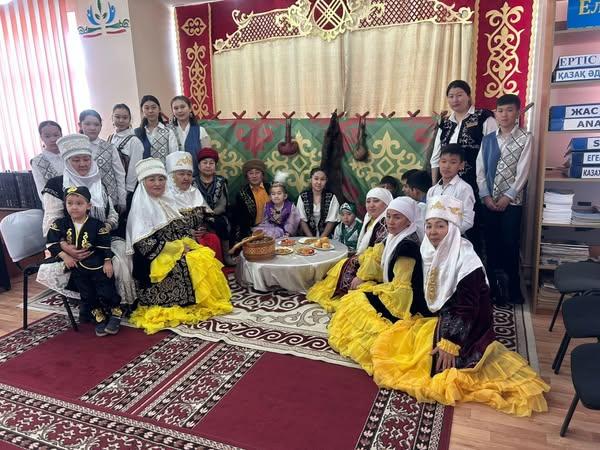 Бүгін мектебіміздің 7 “В” сынып оқушылары аудандық кітапхананың ұйымдастыруымен өткізілген 17 наурыз “Ұлттық киімдер күні” атты іс-шараға қатысты.