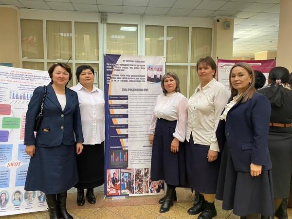 «Әрекеттегі зерттеу және сабақты зерттеу: білім беру ұйымдарында іске асыру тәжірибесі» тақырыбында облыстық конференцияға қатысқан әріптестер
