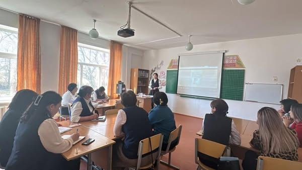 "Ғалымнан ілім" және "Шеберден олжа" бағыттары бойынша шеберлік сыныптарында М.Ж.Кызжанова іс-тәжірибе таратты.