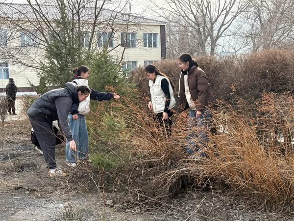 4 сәуір күні мектебіміздің 8-10 сынып оқушылары «Таза Қазақстан» акциясына аясында мектеп ауласында өткен  сенбілікке белсене қатысты.