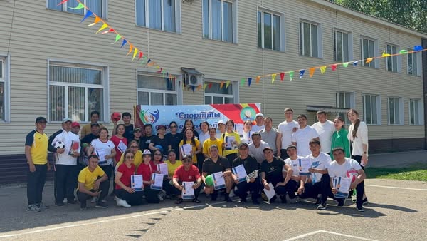 Жеңімпаздар спорттық сыйлықтармен марапатталды.